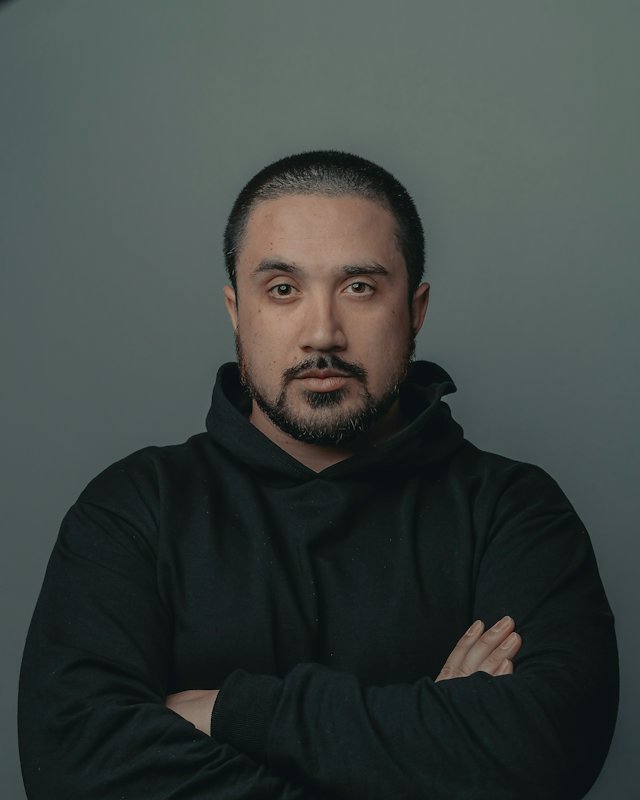 Takım koçu Kerem, kollarını kavuşturmuş portre